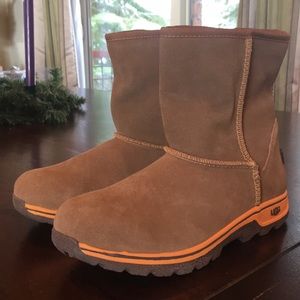 New Ugg Kids Lynden Chestnut Suede boot size 3 kid